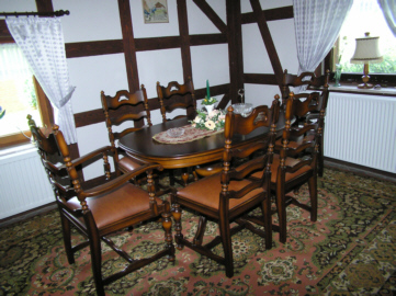 Offene Essecke mit rustikalem Holztisch