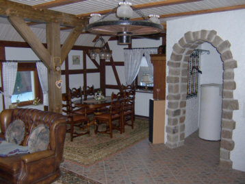 Offener Wohnbereich mit historischer Deele im Ferienhaus Scheper